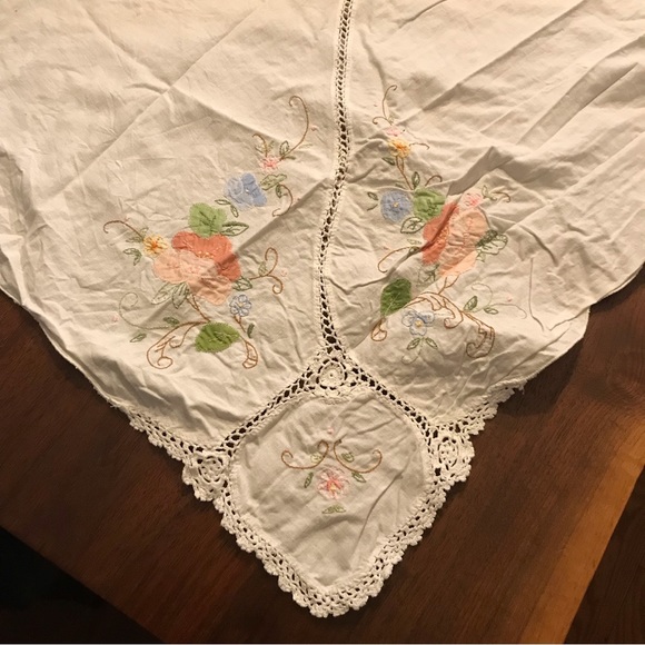 Floral Appliqué and Crotched Tablecloth - Picture 4 of 4